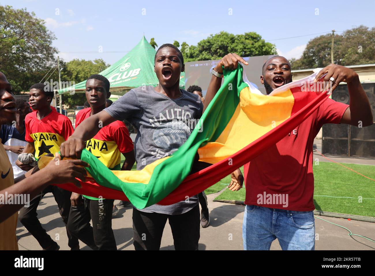 Accra, Ghana. 28.. November 2022. Fußballfans feiern den Sieg der