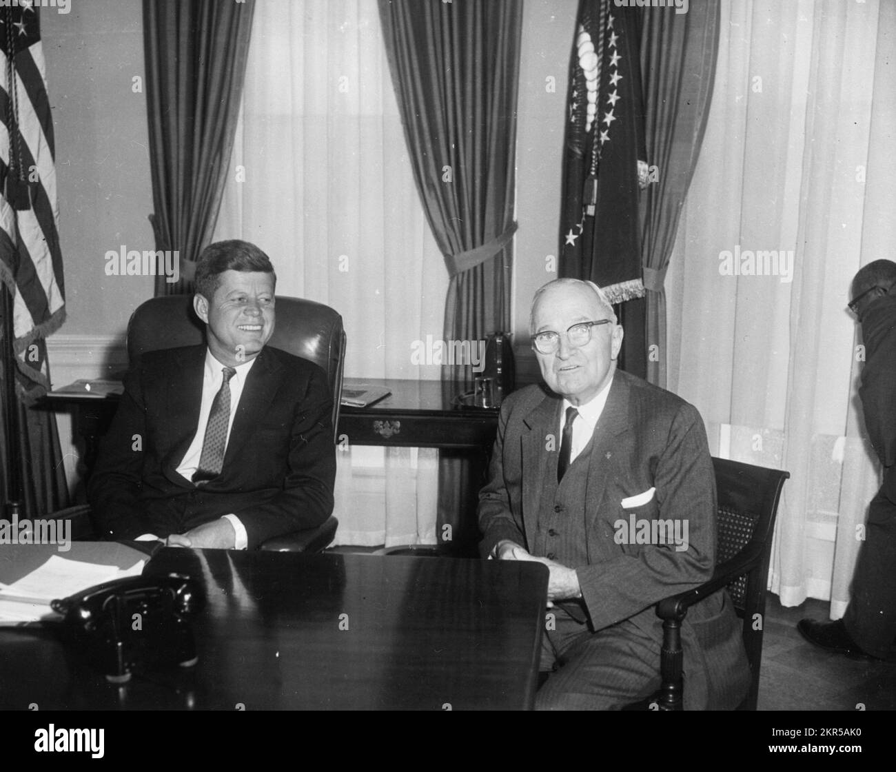 Foto von Harry S. Truman und Präsident John F. Kennedy im Oval Office. Stockfoto
