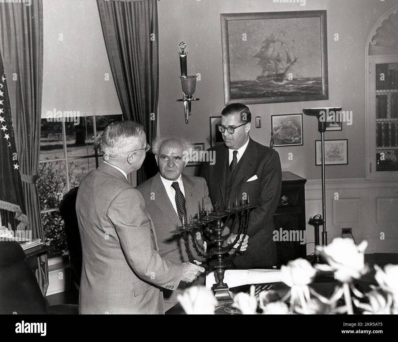 Truman im Oval Office, Empfang eines Hanukkah Menorah vom israelischen Premierminister David Ben-Gurion (Zentrum). Rechts ist Abba Eban, Botschafter Israels in den Vereinigten Staaten. Stockfoto
