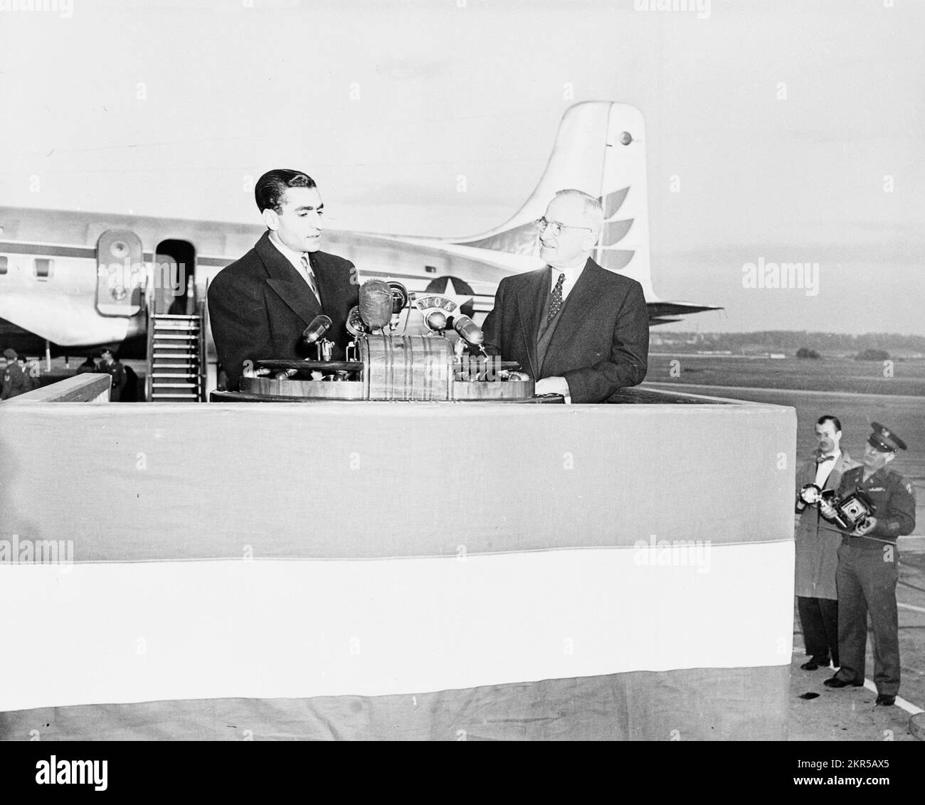 US-Präsident Harry S Truman und Shah von Iran Mohammad Reza Pahlavi, die auf dem Washington National Airport während der Begrüßungszeremonien in den USA sprechen Stockfoto