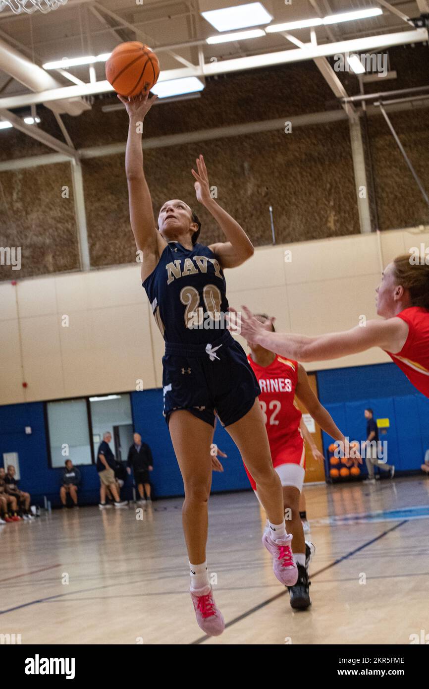 USA Navy Petty Officer 3. Class, Jacinta Gibson, ein Mitglied des Navy-Teams, schießt während eines Spiels bei den Basketballmeisterschaften der Armed Force 2022, die am 8. November 2022 im Admiral Prout Fieldhouse auf der Marinebasis San Diego, Kalifornien, stattfinden. Mitglieder des Dienstes aus den USA Armee, Marine Corps, Navy (mit den Spielern der Küstenwache) und Air Force (mit den Spielern der Space Force) kämpfen um das Gold. Stockfoto