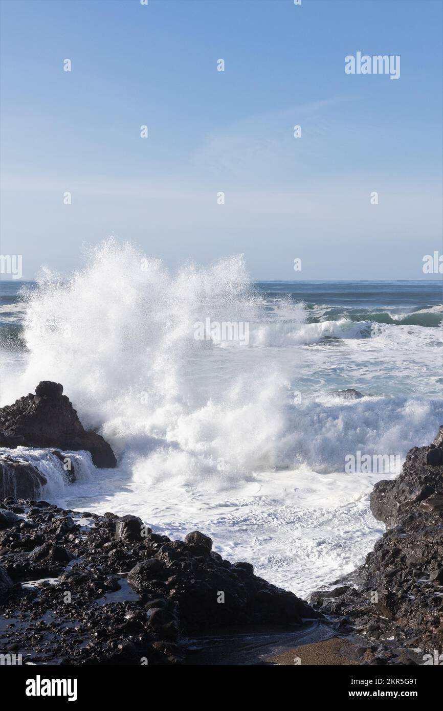 Bei Ebbe und Flut im Bundesstaat Yachats, Oregon, wimmelt es von großen Wellen an der felsigen Küste. Stockfoto