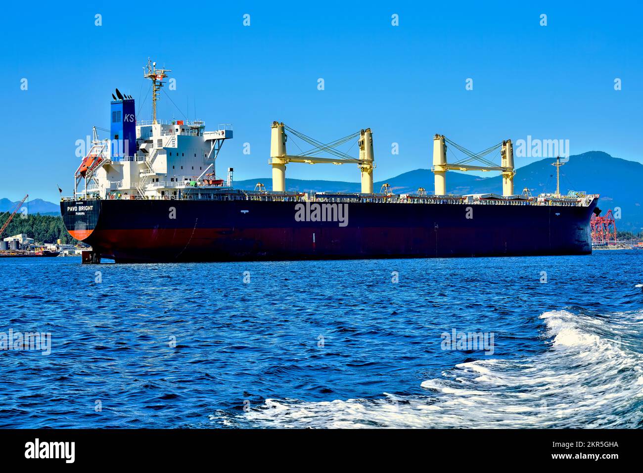 Ein Schiff, das zum Meer fährt, hat im Hafen von Nanaimo auf Vancouver Island festgemacht, während es darauf wartete, beladen zu werden. Stockfoto