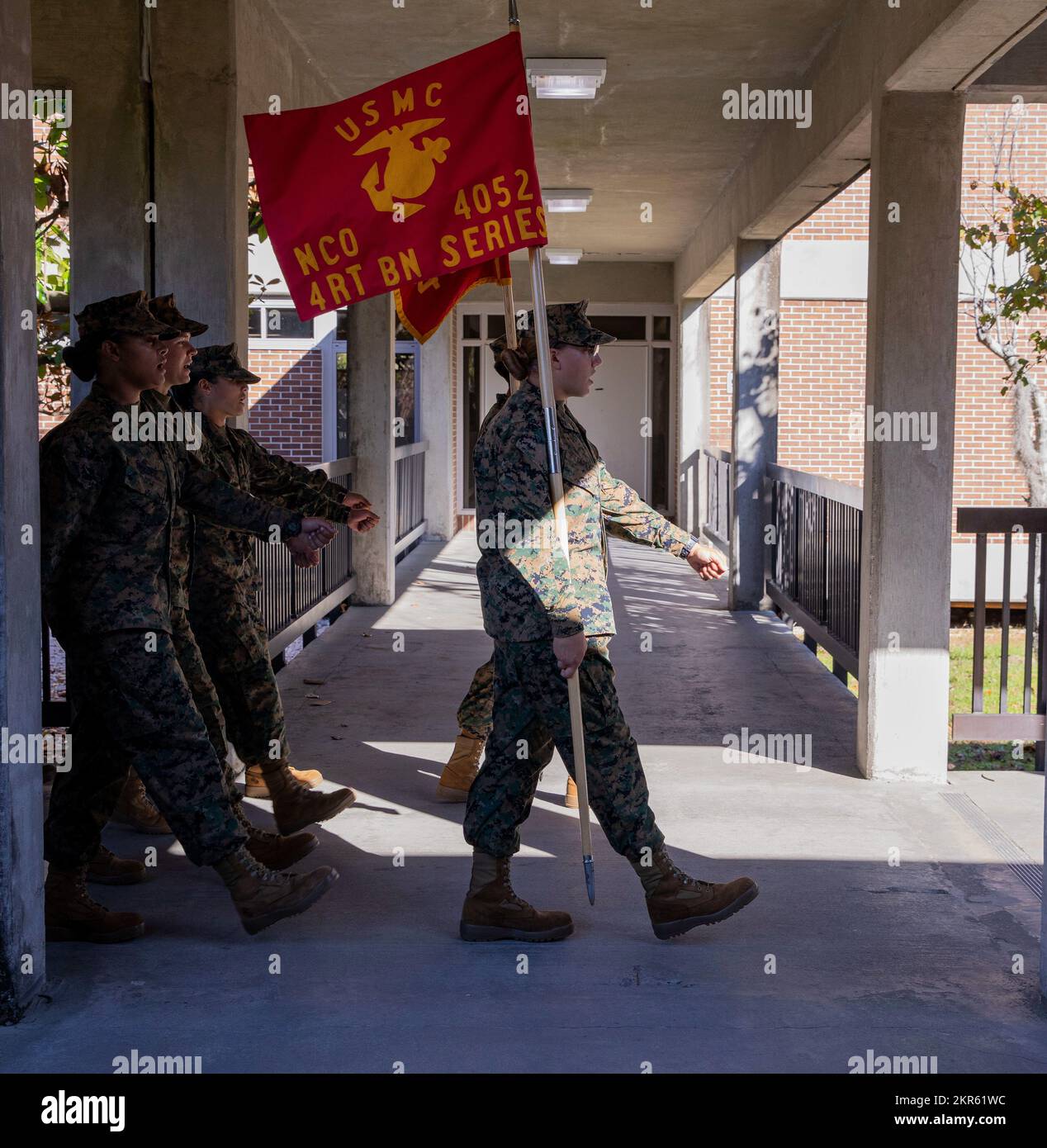 USA Marines mit November Kompanie, 4. Recruit Training Battalion, singt das Lied "Lady Leatherneck" in den Korridoren der Baracken des 4. Recruit Training Battalion auf Marine Corps Recruit Depot Parris Island, S.C., 8. November 2022. Das Lied wurde bis zum letzten Zyklus ausschließlich weiblicher Rekruten gelehrt und als historische Dokumentation aufgezeichnet, als das Marine Corps Trainingstransfers zu vollständig männlichen und weiblichen integrierten Firmen in allen Bataillonen rekrutierte. Stockfoto