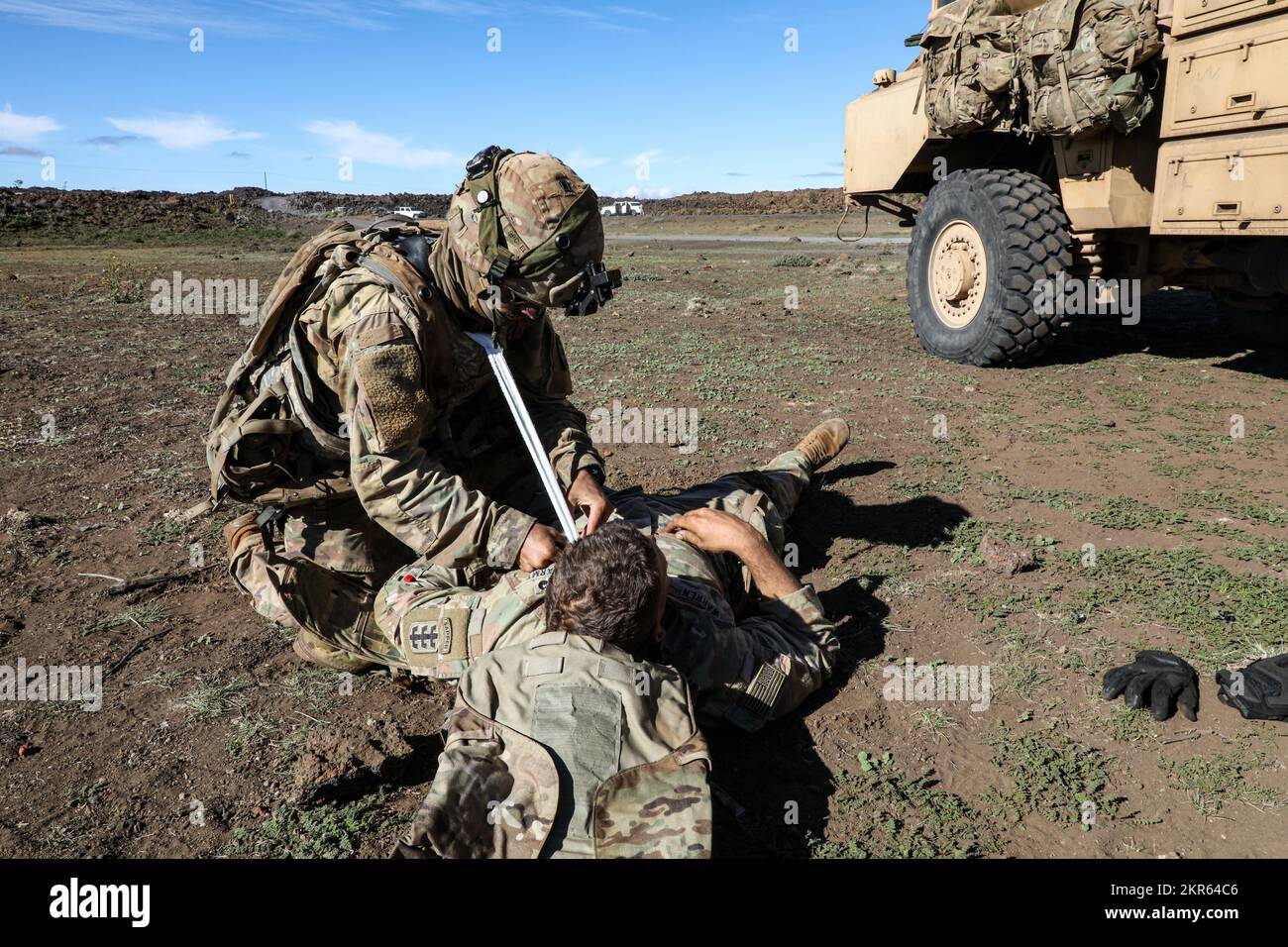 Ingenieursoldaten bilden das 84. Ingenieur-Bataillon, die 130. Ingenieur-Brigade, das 8. Theater Sustainment Command, engagierten die gegnerische Kraft und leistten erste Hilfe während des Joint Pacific Multinational Readiness Center 23. Stockfoto