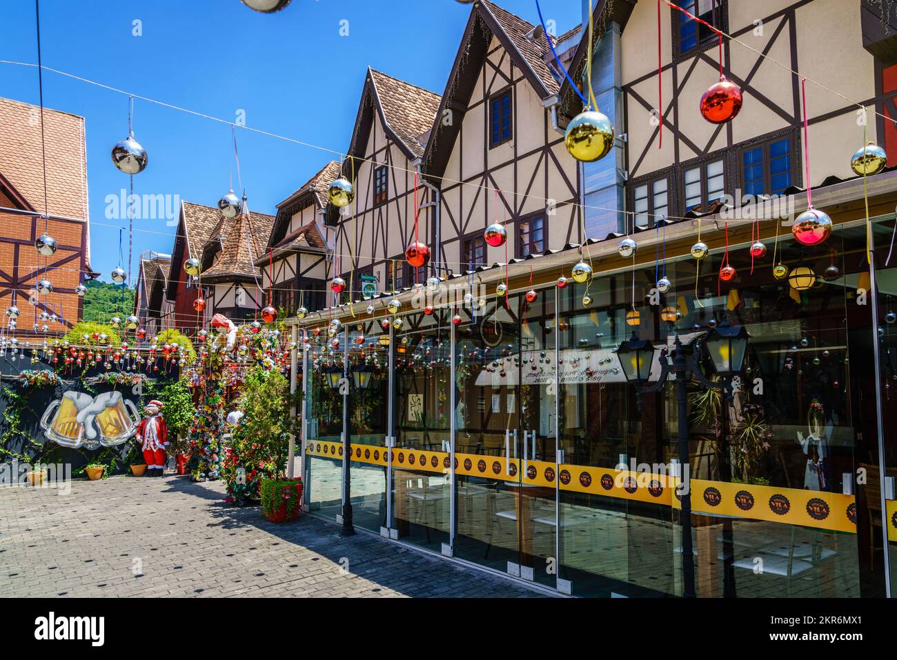 Blumenau, Brasilien, 20. Januar 2022: Traditionelle Geschäfte mit Weihnachtsdekorationen im Deutschen Dorf in der Stadt Blumenau, Brasilien Stockfoto
