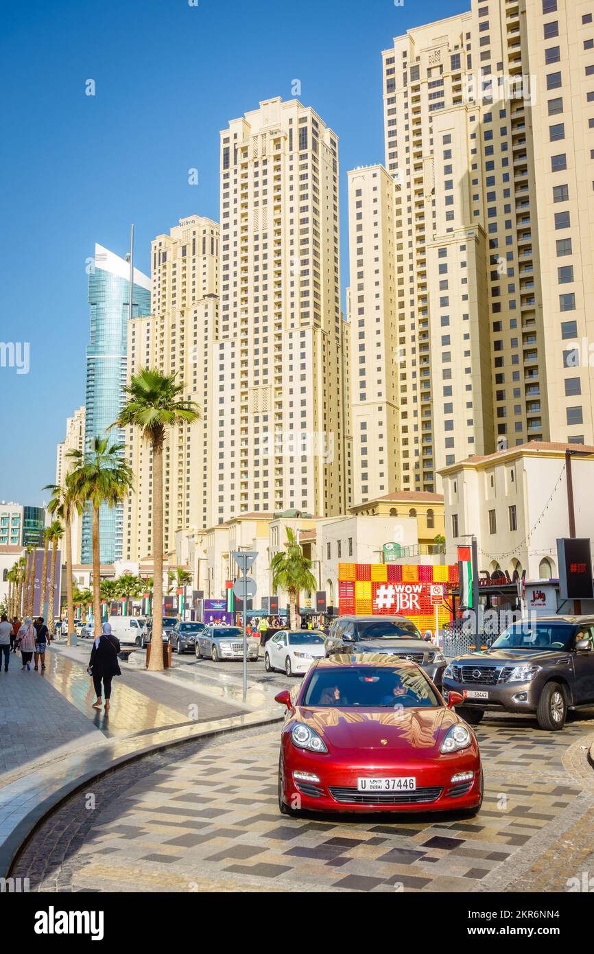 Dubai, Vereinigte Arabische Emirate, 23. Februar 2018: Immer geschäftige Jumeirah Beach Residence (JBR) Drive - ein beliebtes Shopping-, Gastronomie- und Unterhaltungsziel Stockfoto