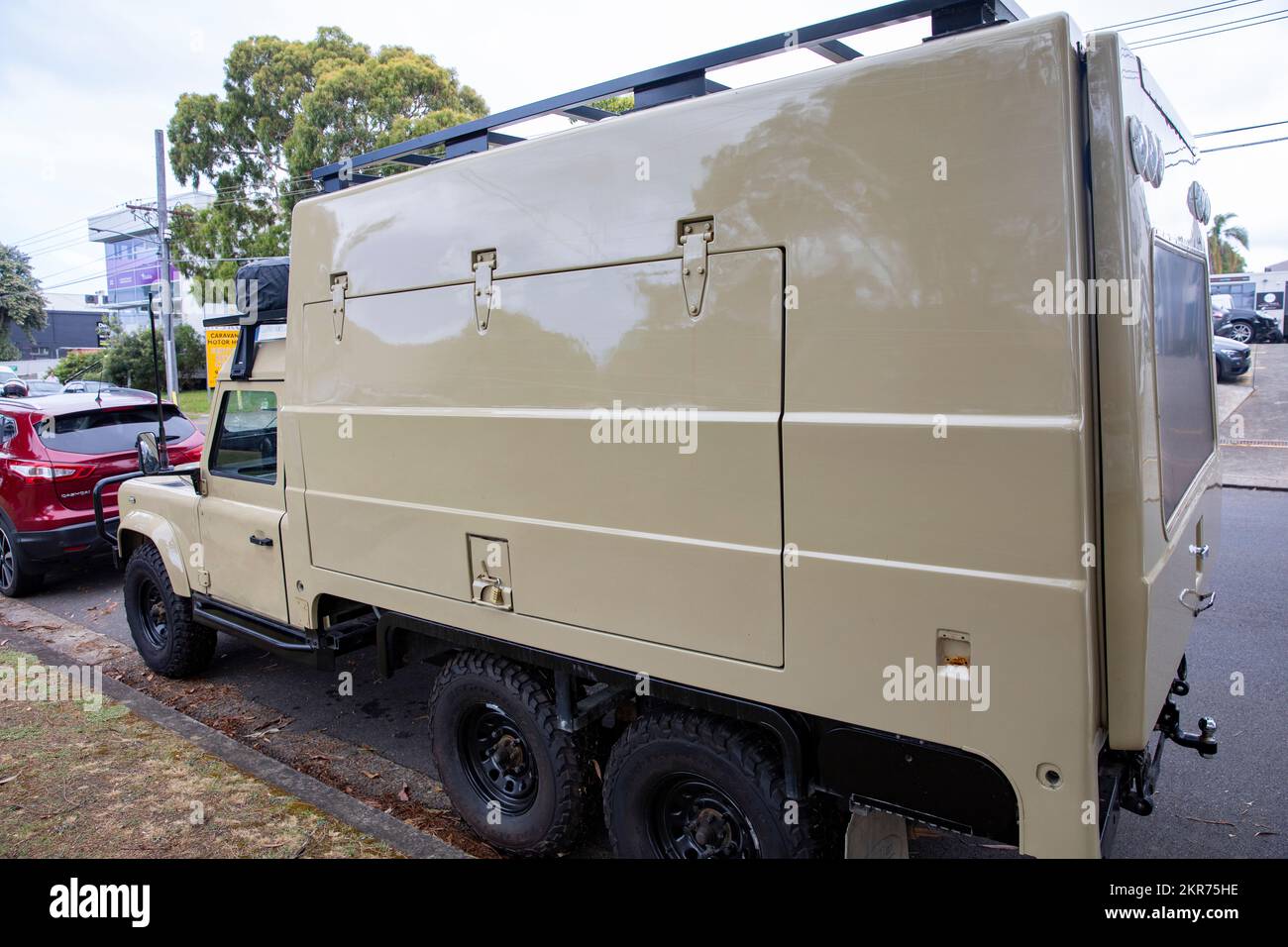 Stark modifiziert und der Rover Defender verwandelte sich in einen sechsrädrigen Lastkraftwagen mit 6 ccm, Mona Vale, Sydney, NSW, Australien Stockfoto