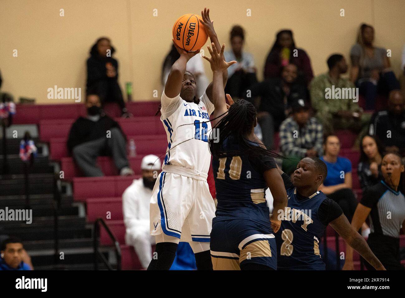 Air Force Senior Airman Tierra Phillips schießt während der Männer- und Frauen-Basketball-Meisterschaften der Streitkräfte 2022 auf dem Marinestützpunkt San Diego in San Diego, Kalifornien 9. November 2022. Die Basketballmeisterschaften der Streitkräfte 2022 finden im Admiral Prout Fieldhouse auf dem Marinestützpunkt San Diego, Kalifornien, ab 5-13 2022 statt. Stockfoto