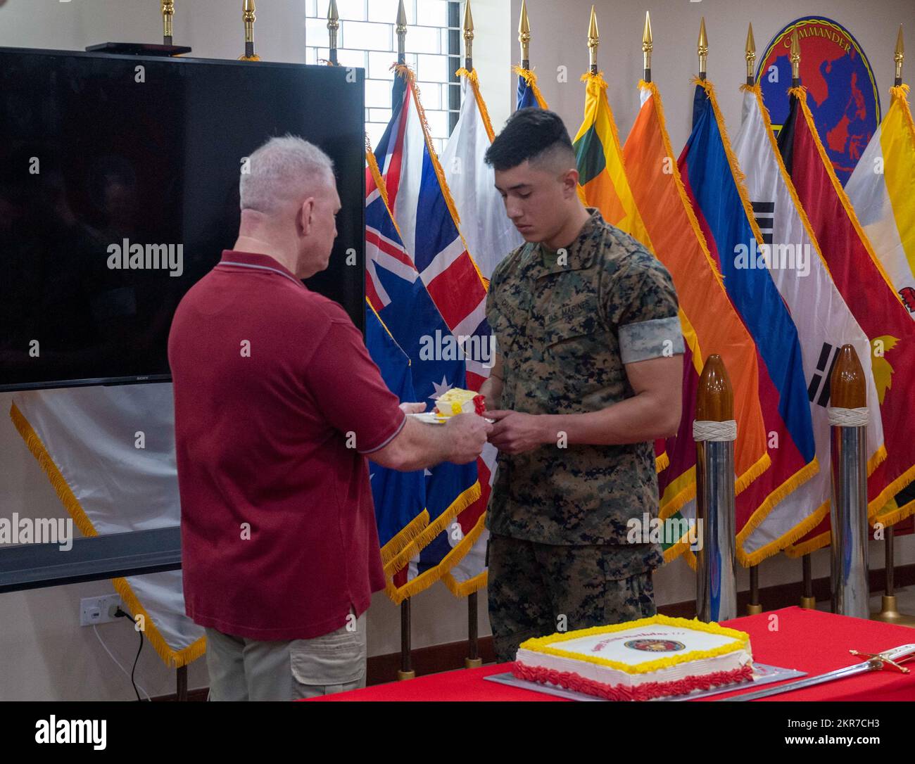 221110-HG389-0036 SINGAPUR (10. November 2022) pensionierter Master Sgt. Michael DiDonato, Left, gibt feierlich einen Kuchen an Lance CPL. Cesar Chaconcastaneda von der Logistics Group Western Pacific/Task Force 73 (COMLOG WESTPAC/CTF 73) für die USA Marine Corps zum 247.. Geburtstag in Singapur am 10. November. COMLOG WESTPAC/CTF 73 sind die USA Die wichtigste Organisation der Marine für mobile Logistik, die das siebte Flottengebiet unterstützt. Das Unternehmen befindet sich in Südostasien und beliefert die USA logistisch Einsatz von Oberflächeneinheiten und Flugzeugträgern der Navy im westlichen Pazifik sowie regionale Stockfoto
