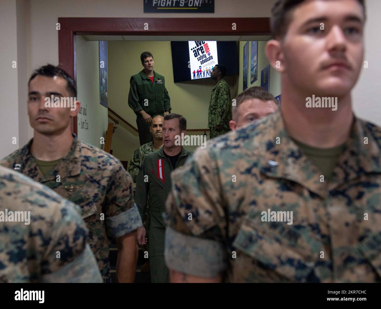 221110-HG389-0004 SINGAPUR (10. Nov. 2022) Hinten ADM. Mark Melson, Commander, Logistics Group Western Pacific/Task Force 73 (COMLOG WESTPAC/CTF 73) besucht die USA Marine Corps zum 247.. Geburtstag in Singapur am 10. November. COMLOG WESTPAC/CTF 73 sind die USA Die wichtigste Organisation der Marine für mobile Logistik, die das siebte Flottengebiet unterstützt. Das Unternehmen befindet sich in Südostasien und beliefert die USA logistisch Im Westpazifik stationierte Bodeneinheiten und Flugzeugträger der Navy sowie regionale Verbündete und Partner. Stockfoto