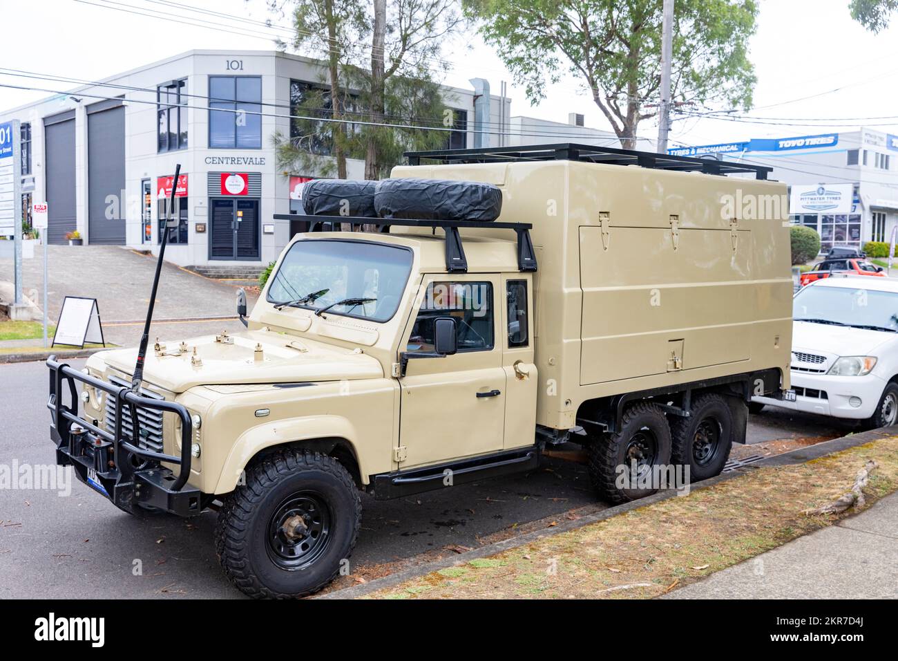 Der stark modifizierte Land Rover Defender verwandelte sich in einen sechsrädrigen Lastkraftwagen mit 6 ccm, Mona Vale, Sydney, NSW, Australien Stockfoto