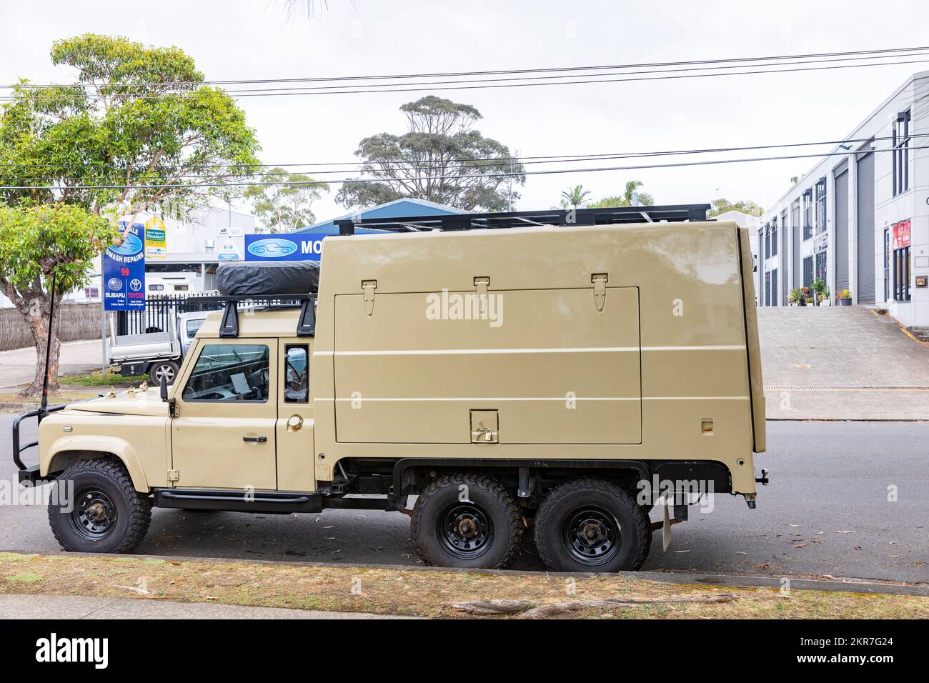 Der stark modifizierte Land Rover Defender verwandelte sich in einen sechsrädrigen Lastkraftwagen mit 6 ccm, Mona Vale, Sydney, NSW, Australien Stockfoto