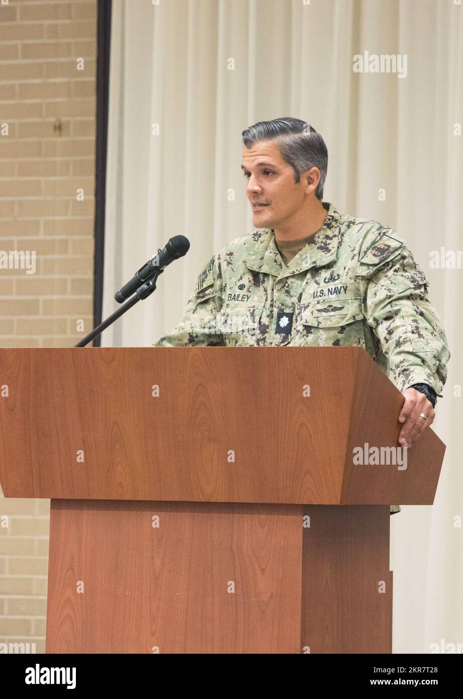 VIRGINIA BEACH, Virginia (9. November 2022)- Cmdr. Daniel Bailey, scheidender Befehlshaber der Navy Explosive Ordnance Disposal Mobile Unit (EODMU) zwei spricht während einer Zeremonie zum Kommandowechsel in der Joint Expeditionary Base Little Creek-Fort Story an die Führung und Crew der EODMU Two. Stockfoto