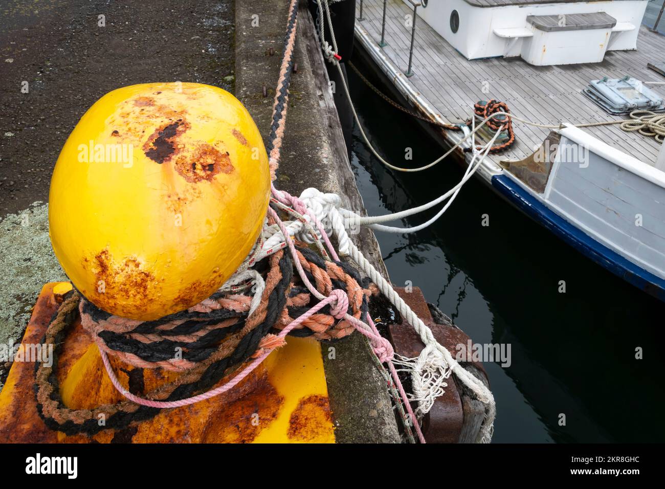 Anlegeseile um den gelben Poller am Ufer, Wellington, North Island, Neuseeland Stockfoto