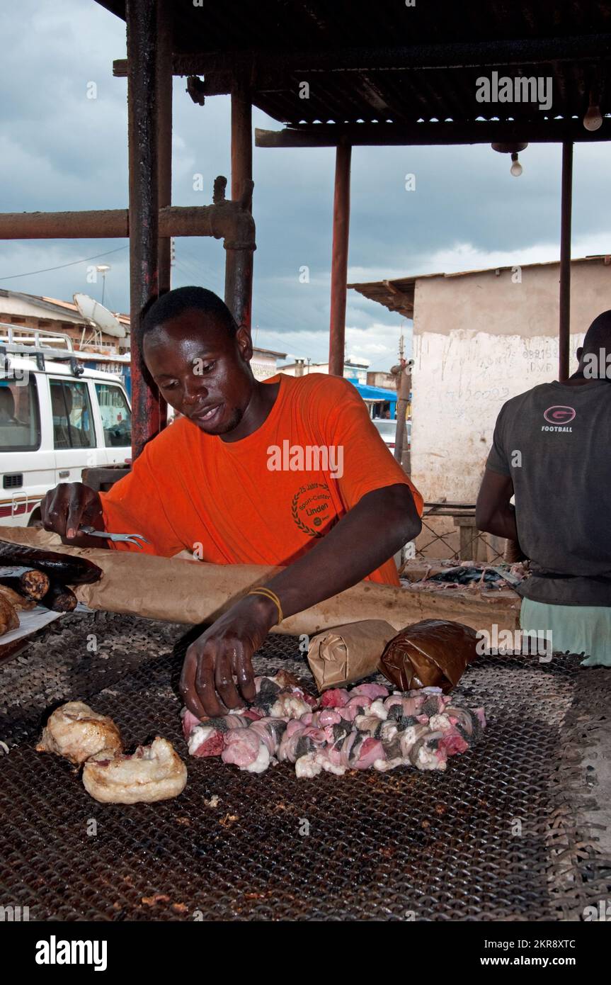 Mitchopo (gegrilltes Fleisch) ist sehr beliebt in RD und Kamalondo (ein Viertel von Luubumbashi) ist bekannt. Stockfoto