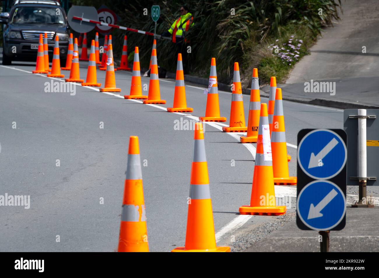 Verkehrskegel neben Baustellen, Houghton Bay, Wellington, Nordinsel, Neuseeland Stockfoto