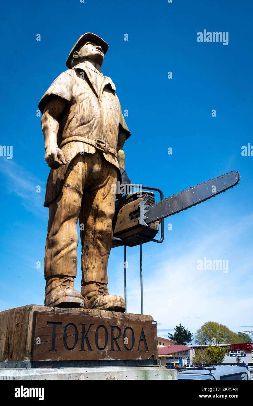 Sprechende Polen, der Pinienmann, geschnitzte hölzerne Statuen in Tokoroa, Waikato, Nordinsel, Neuseeland Stockfoto