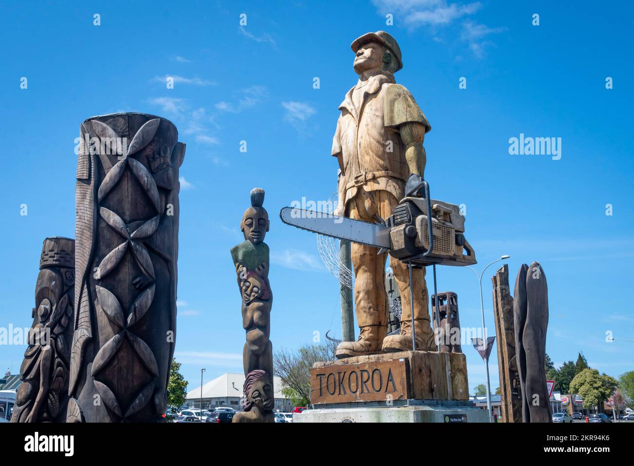 Sprechende Polen, der Pinienmann, geschnitzte hölzerne Statuen in Tokoroa, Waikato, Nordinsel, Neuseeland Stockfoto