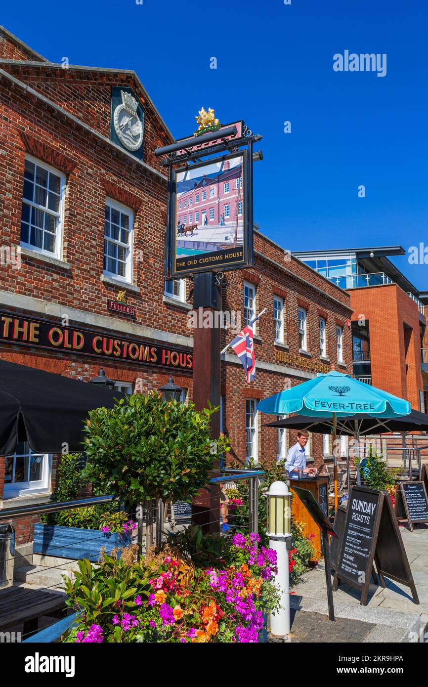 Old Customs House Pub am Gunwharf Quay, Portsmouth Harbour, Hampshire, England, Großbritannien Stockfoto