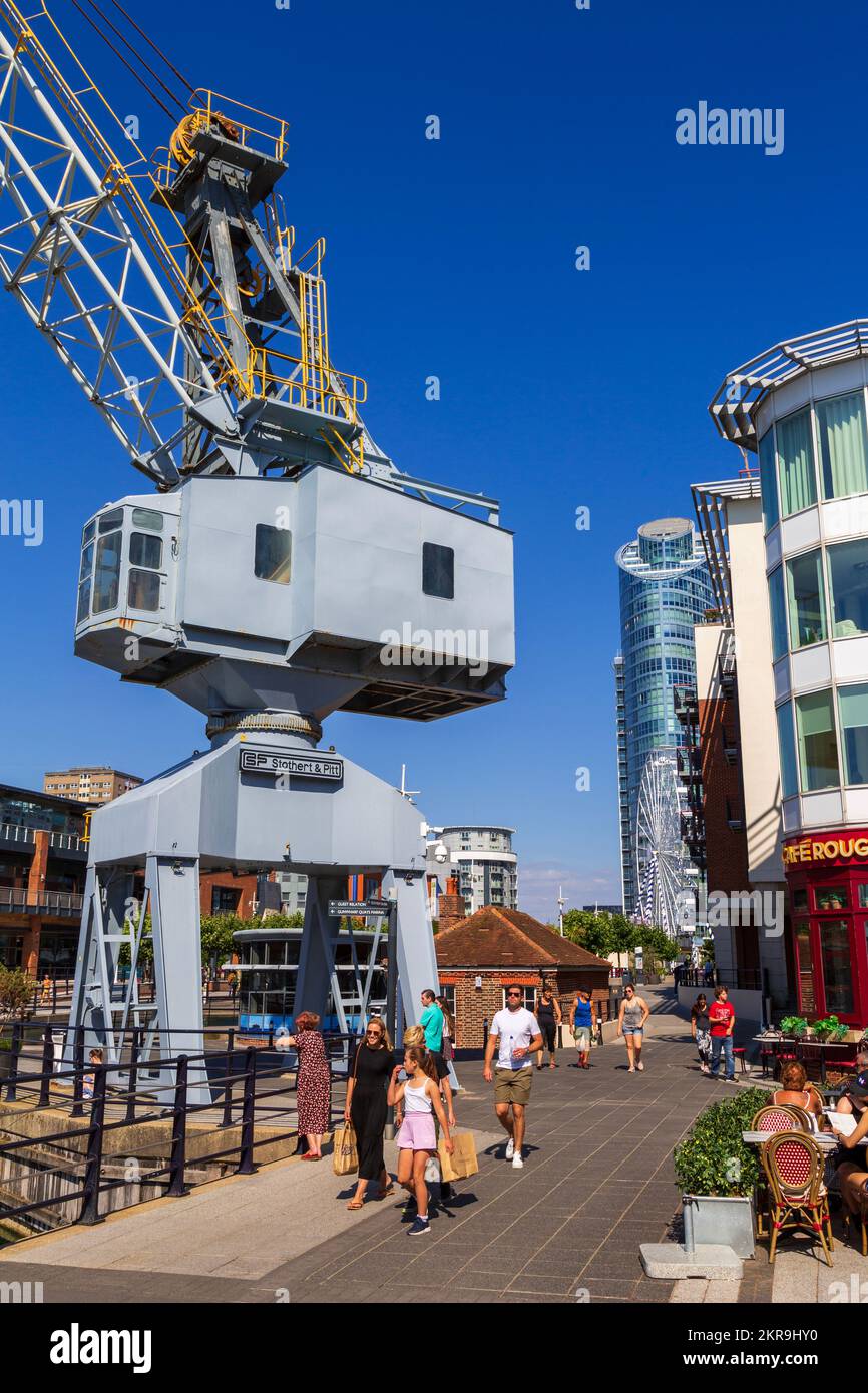 Crane am Gunwharf Quay, Portsmouth Harbour, Hampshire, England, Vereinigtes Königreich Stockfoto