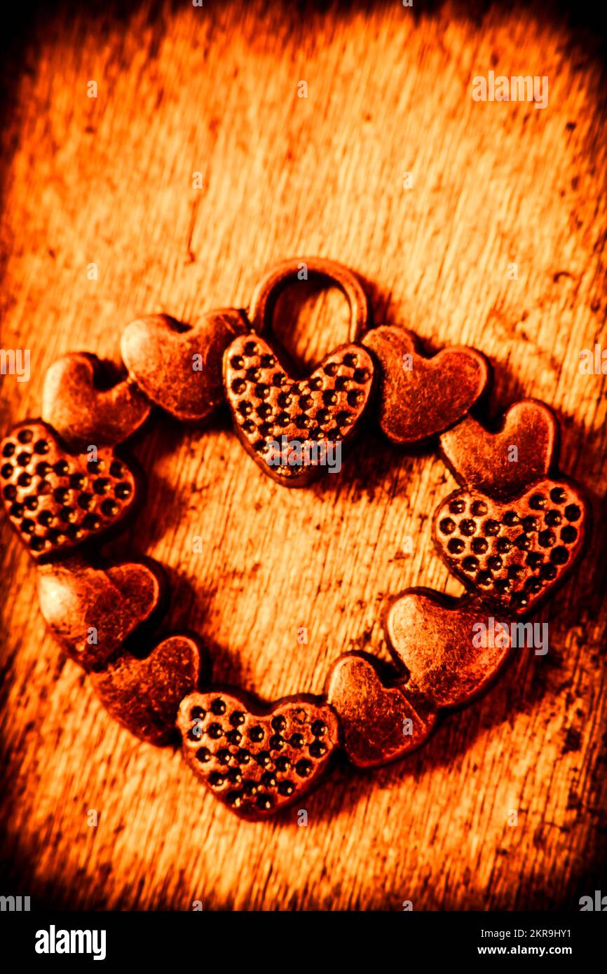 Verwitterte Vintage Halskette Charme einer Sammlung von romantischen Stil Herzen Stockfoto