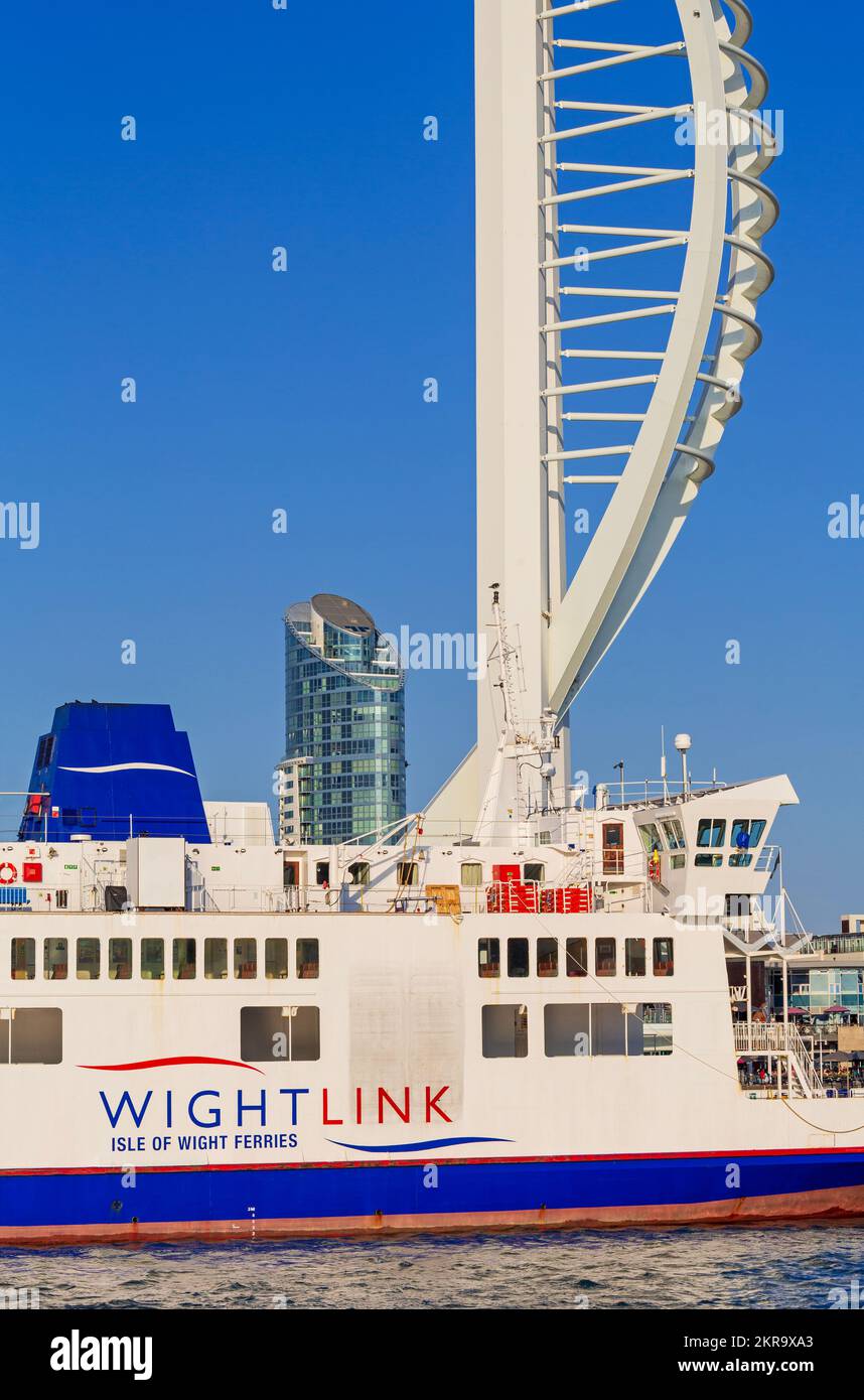 Ferry & Spinnaker Tower, Gunwharf Quay, Portsmouth, Hampshire, England, Großbritannien Stockfoto