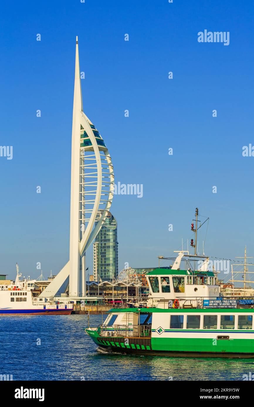 Gosport Ferry & Spinnaker Tower, Portsmouth, Hampshire, England, Großbritannien Stockfoto