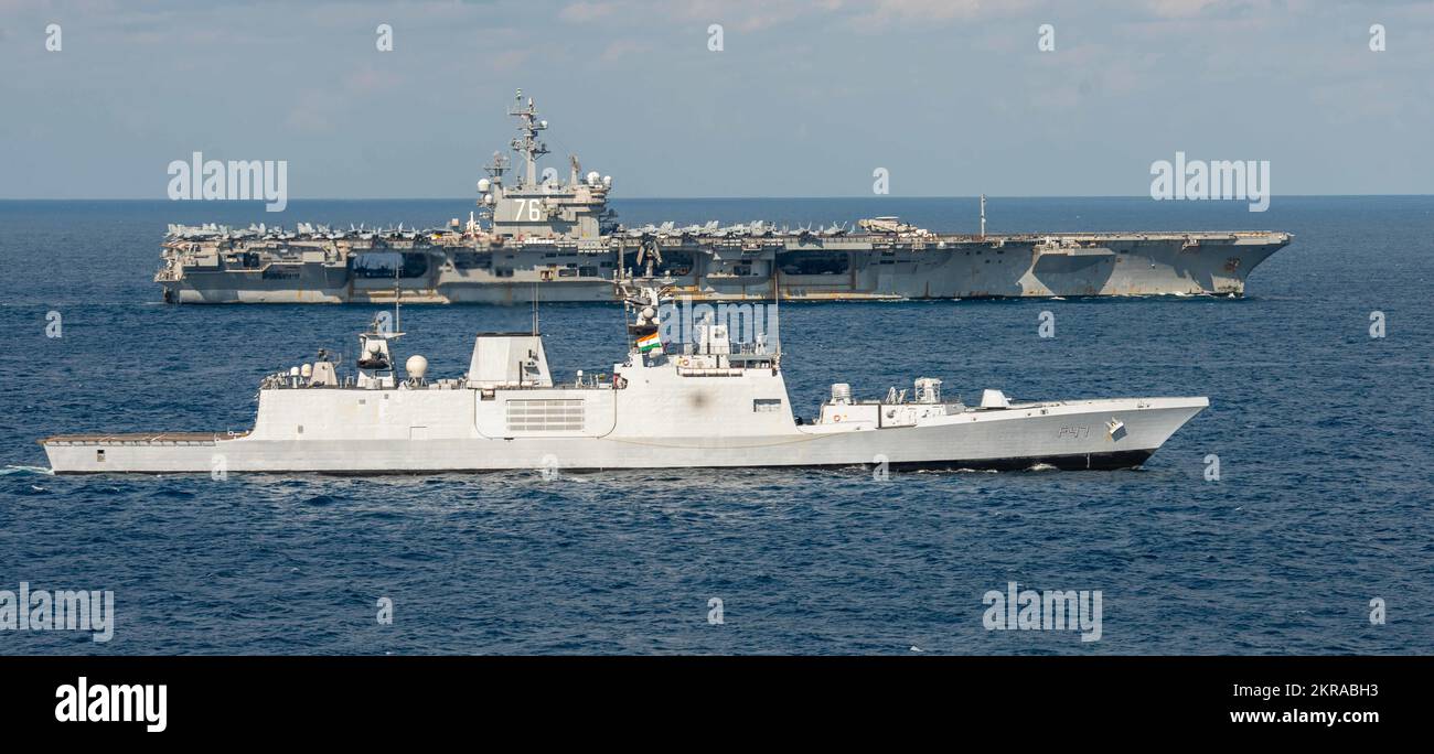 221111-N-LI114-1137 PHILIPPINISCHES MEER (NOV 11, 2022) während der Übung Malabar 2022, in der philippinischen See, am 11. November, dampft der einzige nach vorne eingesetzte Flugzeugträger der US Navy, USS Ronald Reagan (CVN 76), in Formation mit dem Indischen Navy Ship, INS Shivalik (F47). Malabar 2022 ist ein von Japan angeführtes, über-, Luft- und unterirdische, mehrseites Feldtraining mit der indischen Marine, der japanischen Maritime Self-Defense Force, der Royal Australian Navy und der US-Marine. Malabar 2022 verbessert die Interoperabilität zwischen australischen, indischen, japanischen und US-amerikanischen Seestreitkräften und stärkt die kritischen Partnerschaften und Dämonen Stockfoto