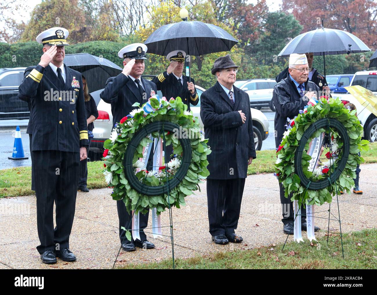 221111-N-LH273-1096 (Arlington, Virginia) Das Naval Facilities Engineering Systems Command veranstaltete am Veterans Day eine Zeremonie zum Kranzlegen am Seabee Memorial auf dem Nationalfriedhof Arlington. Der Veterans Day wird jedes Jahr am 11. November gefeiert und ist eine Zeit, um der Hingabe, dem Service und den Opfern all derer zu gedenken, die in den USA dienten oder gedient haben Militär. . Stockfoto