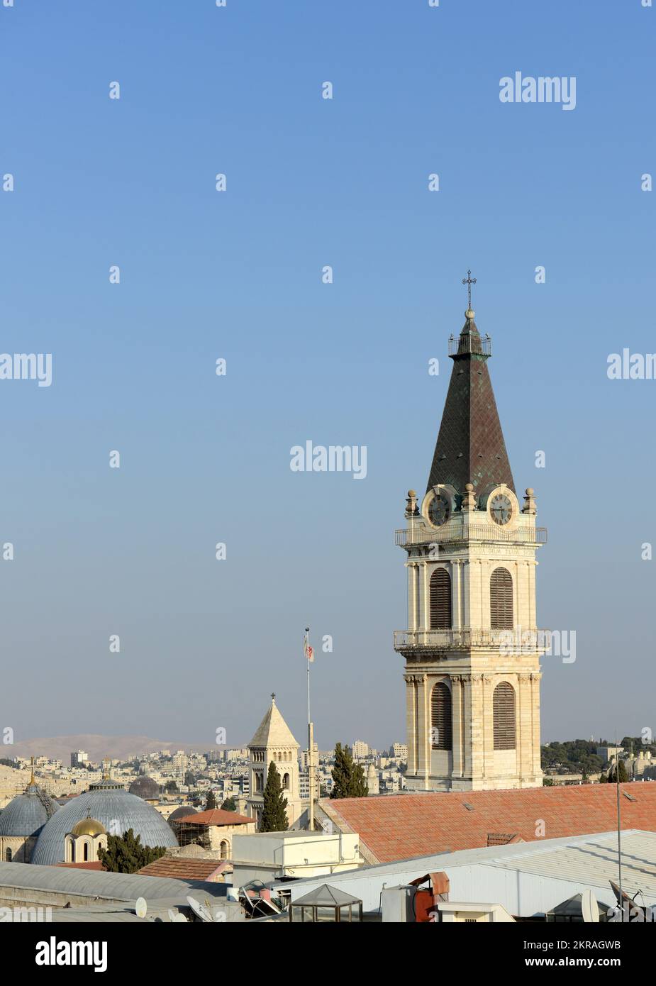 Blick auf den Uhrenturm des Klosters des Heiligen Erlösers im christlichen Viertel in der Altstadt von Jerusalem. Stockfoto