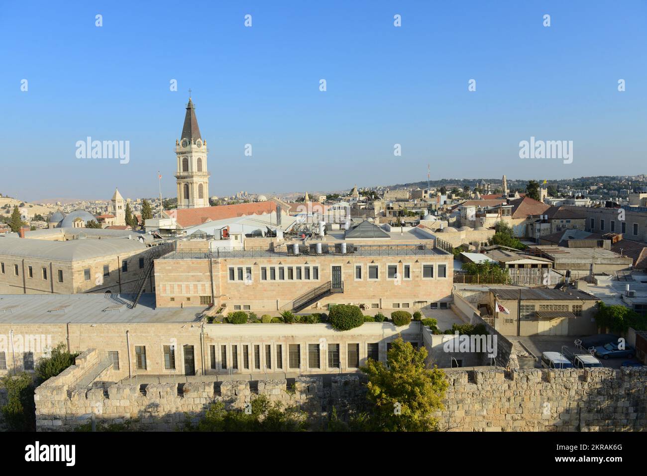 Uhrenturm des Klosters des Heiligen Erlösers im christlichen Viertel in der Altstadt von Jerusalem. Stockfoto