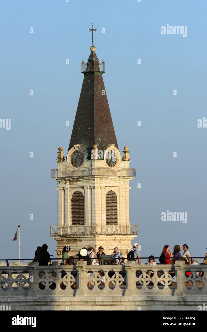 Uhrenturm des Klosters des Heiligen Erlösers im christlichen Viertel in der Altstadt von Jerusalem. Stockfoto