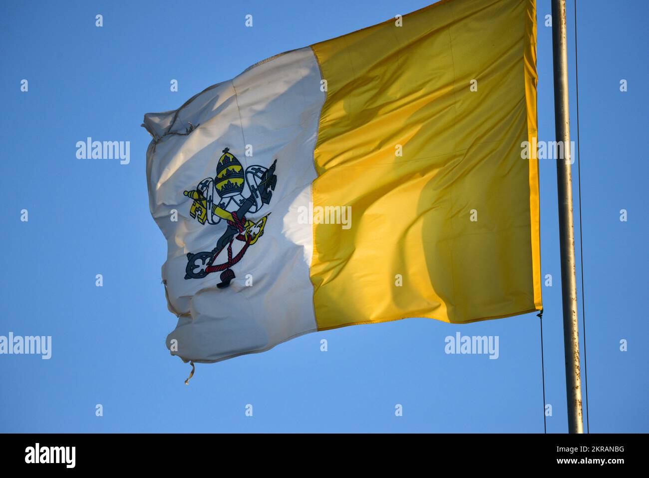 Die Flagge des Vatikans im Kloster Notre Dame in Jerusalem, Israel. Stockfoto