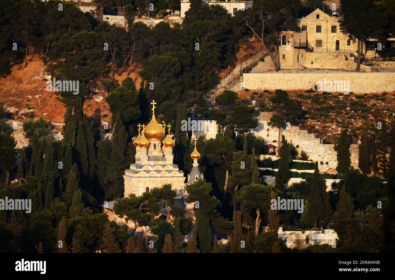 Die schöne, Zwiebel kuppelförmige, Russisch-orthodoxe Kirche von Maria Magdalene an den Hängen des Mt. Oliven in Jerusalem. Stockfoto