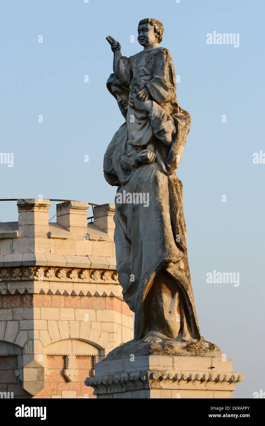 Die Statue der Jungfrau Maria Königin des Friedens auf dem Dach der Notre Dame von Jerusalem. Stockfoto