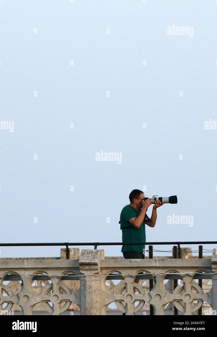 Ein Fotograf, der vom Dach der Notre Dame von Jerusalem, Israel, schießt. Stockfoto