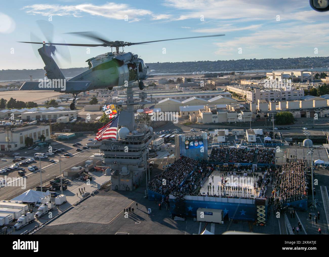 221111-N-EV253-1235 SAN DIEGO (NOV 11, 2022) – ein MH-60s Knighthawk, der den „Merlins“ des Helicopter Sea Combat Squadron (HSC) 3 zugewiesen wurde, nimmt an einer Gedenküberführung des Flugzeugträgers USS Abraham Lincoln (CVN 72) der Nimitz-Klasse während der Armed Forces Classic, Carrier Edition 2022, Teil. Während der Veranstaltung, die am Veteran's Day stattfand, wurde auf Lincolns Flugdeck ein Basketballplatz errichtet, und die Gonzaga Bulldogs spielten gegen die Michigan State Spartans. HSC-3 ist die MH-60s-Flottenersatzstaffel der Marine an der Westküste, die für die Ausbildung von Piloten und Luftbesatzungsleuten durch Pro verantwortlich ist Stockfoto