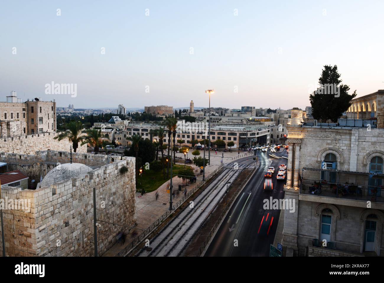 Ein Blick auf die alte Stadtmauer vom Dach des Klosters Notre Dame in Jerusalem, Israel. Stockfoto