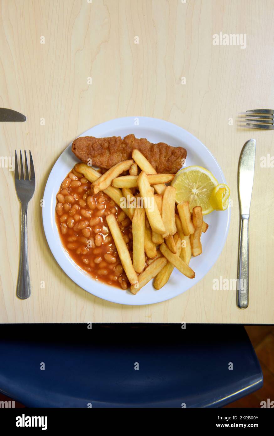 Schulessen - Fisch & Chips mit Bohnen. Stockfoto