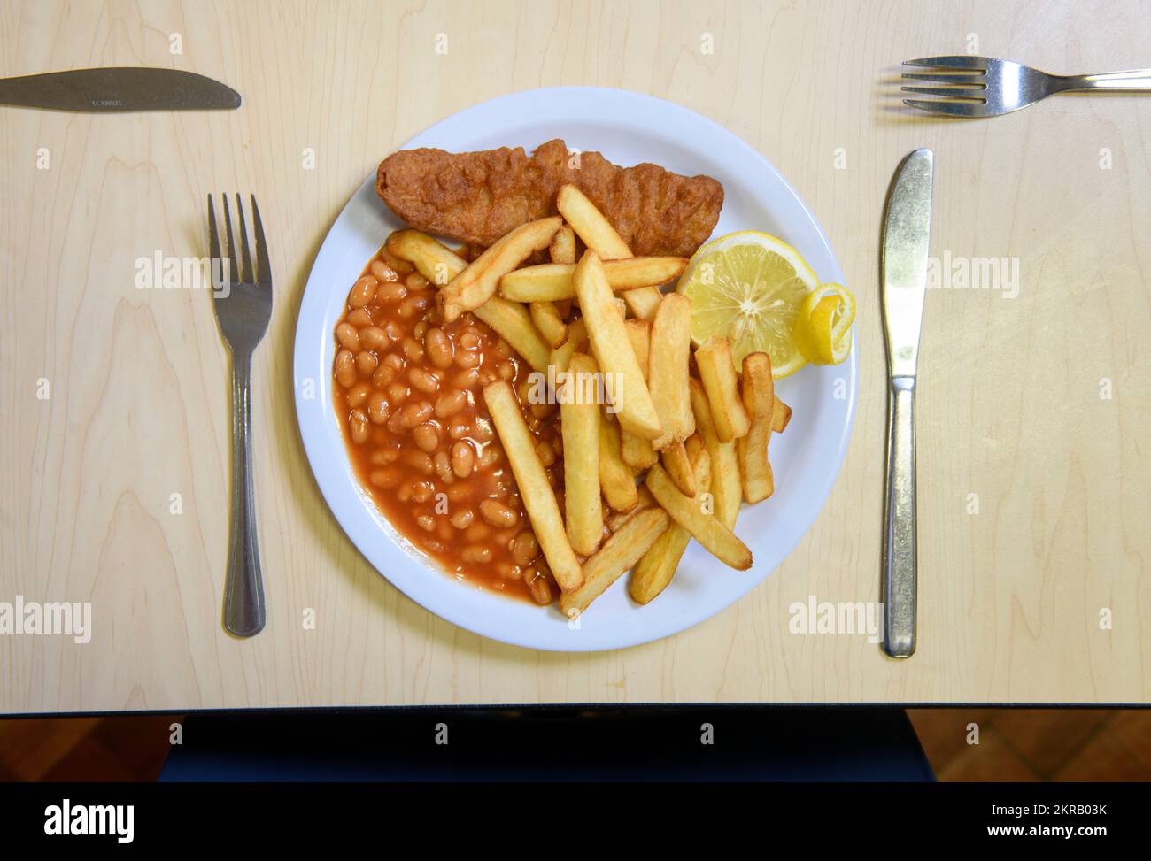 Schulessen - Fisch & Chips mit Bohnen. Stockfoto