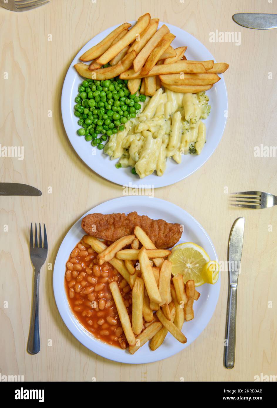 Schulessen - Fish & Chips mit Erbsen und Käse & Broccoli Pasta mit Pommes Frites. Stockfoto