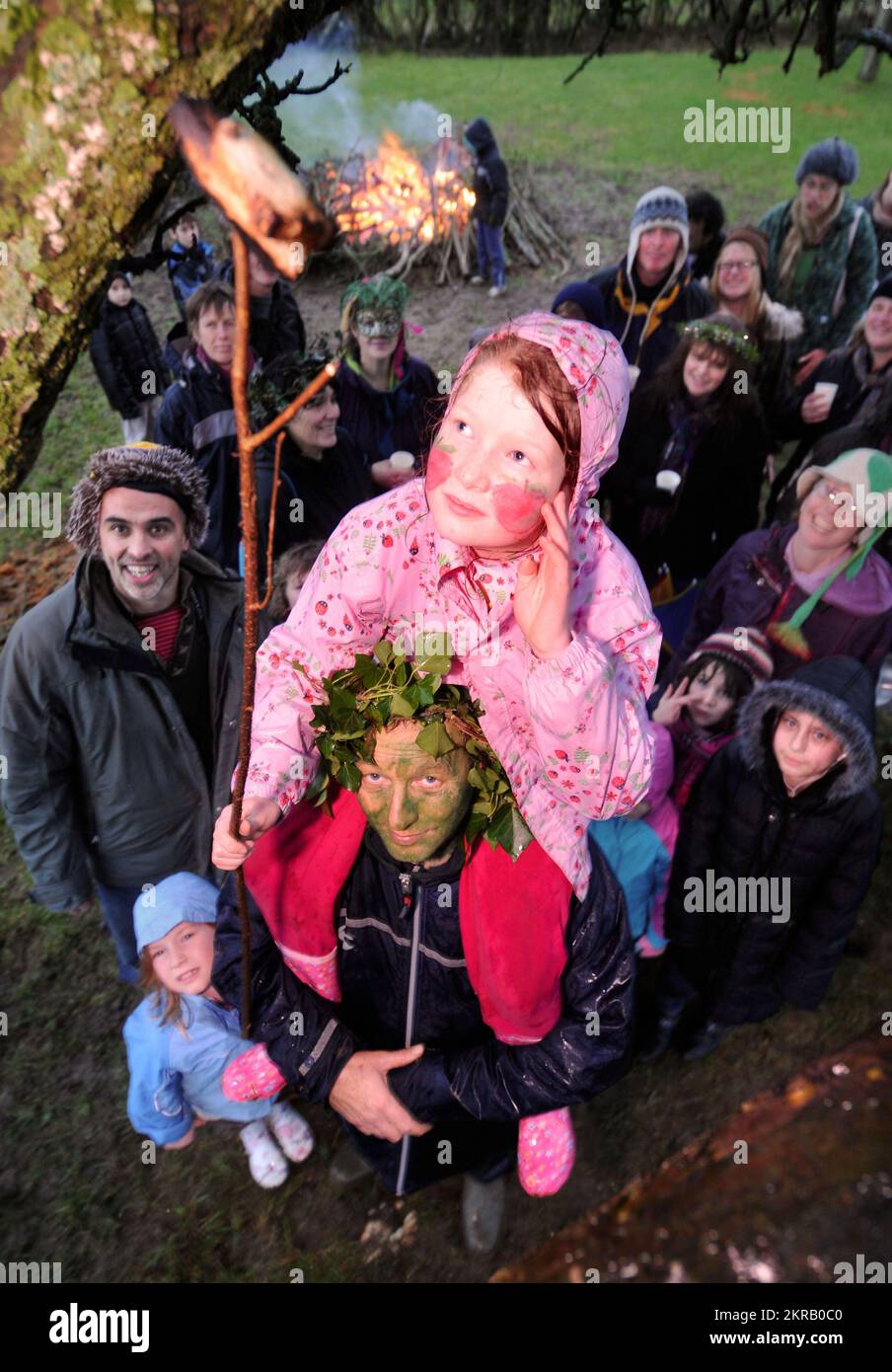 Sintflutartiger Regen hat die Zeremonie des Nibley House Orchard in North Nibley, Gloucestershire, nicht aufgehalten - Iris Adams (10 Jahre), wie es ihre Väter sollten Stockfoto