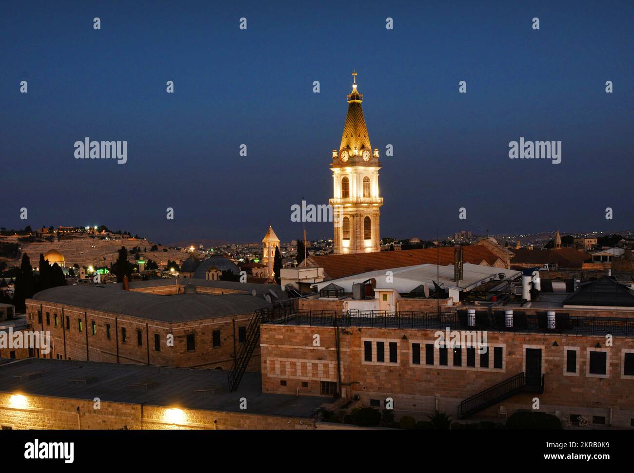 Uhrenturm des Klosters des Heiligen Erlösers im christlichen Viertel in der Altstadt von Jerusalem. Stockfoto