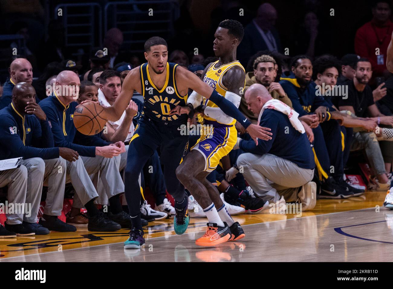 Los Angeles, USA. 28.. November 2022. Nationalbasketballspieler Dennis Schröder (rechts) verteidigt Tyrese Haliburton von den Indiana Pacers. Kredit: Maximilian Haupt/dpa/Alamy Live News Stockfoto