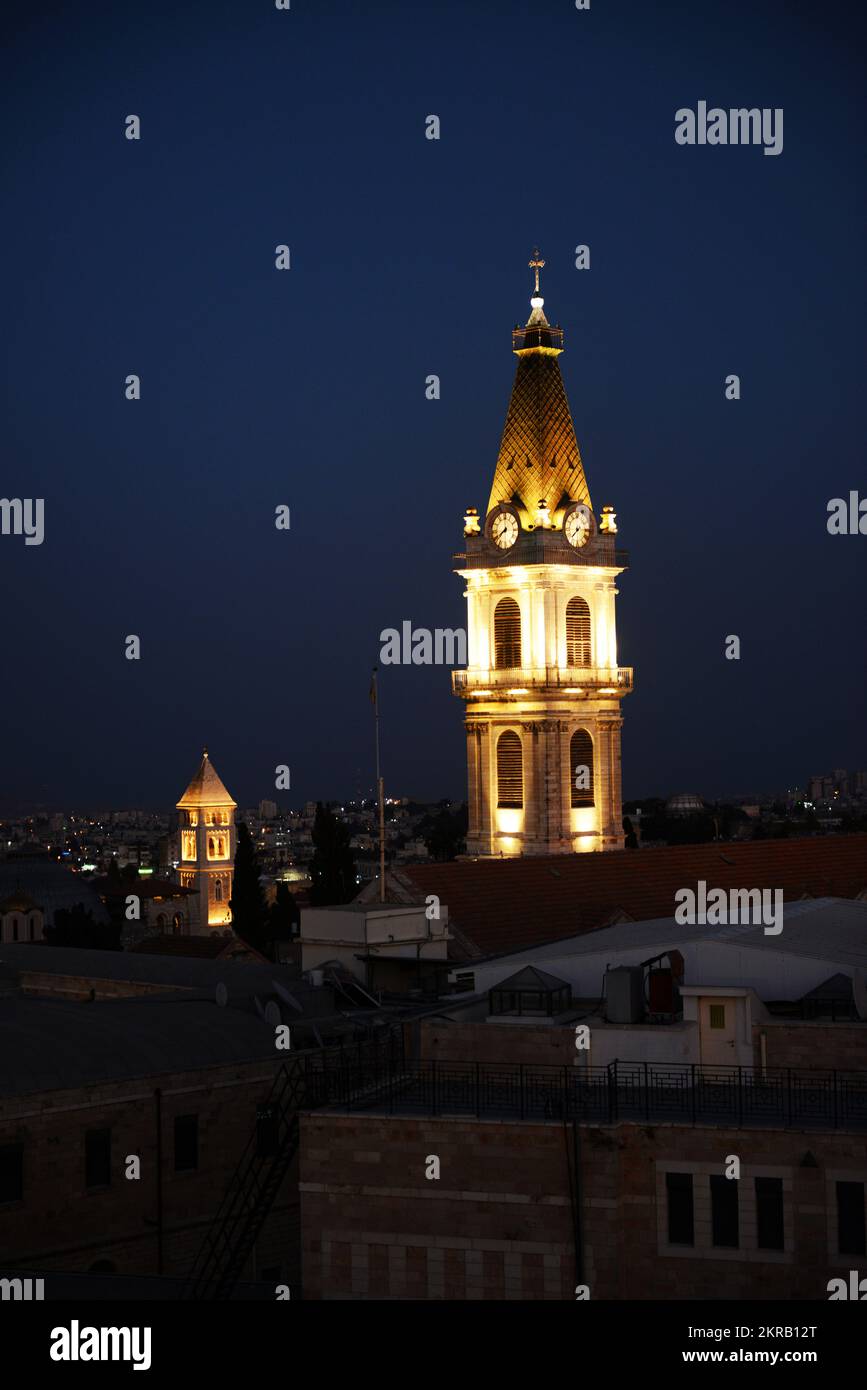 Uhrenturm des Klosters des Heiligen Erlösers im christlichen Viertel in der Altstadt von Jerusalem. Stockfoto
