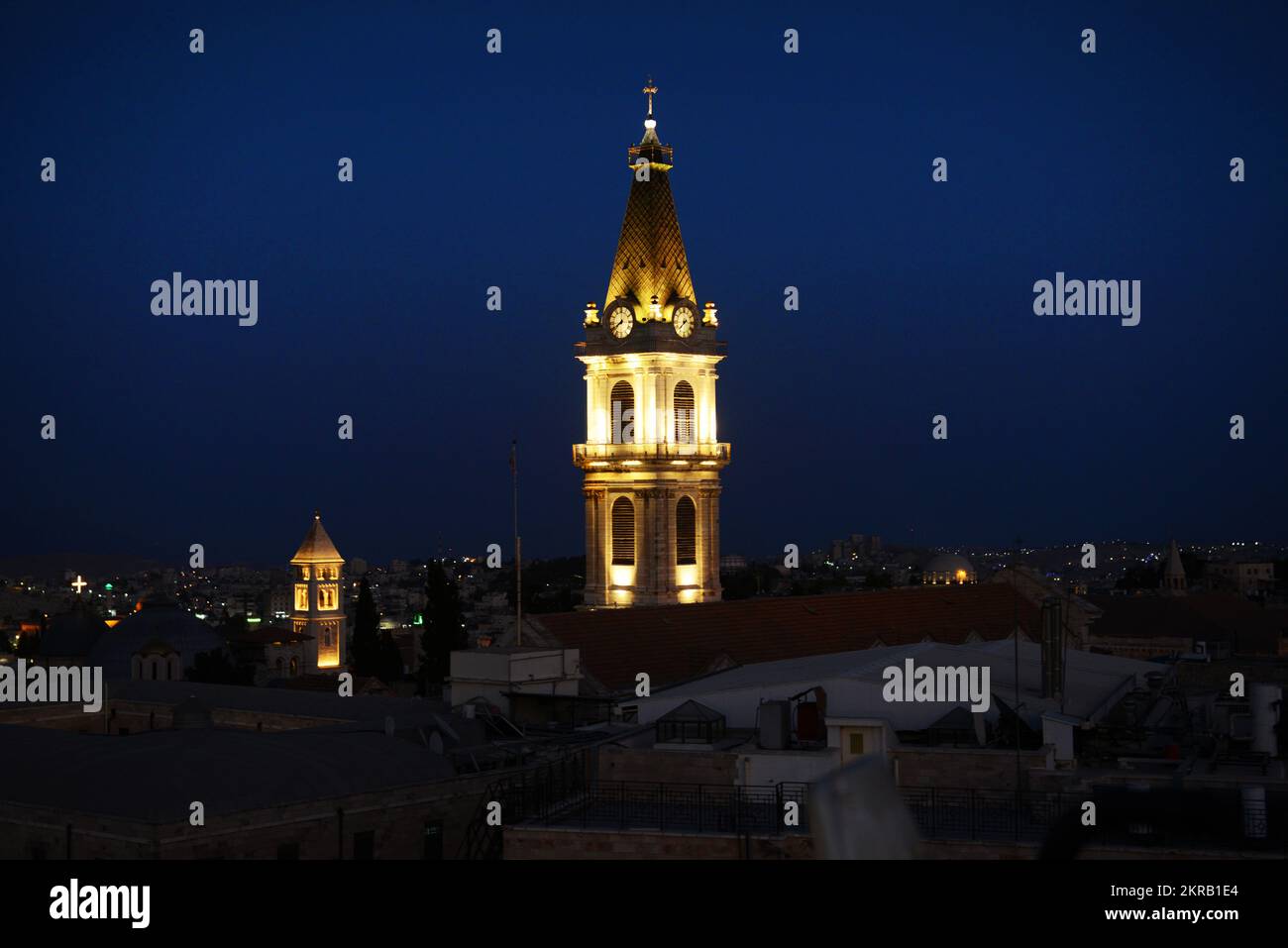 Uhrenturm des Klosters des Heiligen Erlösers im christlichen Viertel in der Altstadt von Jerusalem. Stockfoto