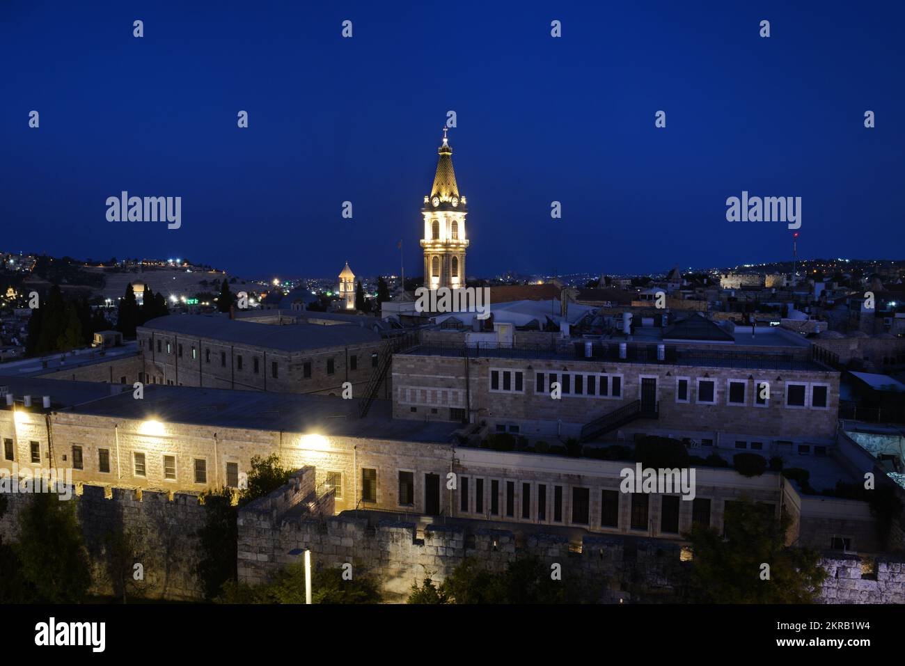 Uhrenturm des Klosters des Heiligen Erlösers im christlichen Viertel in der Altstadt von Jerusalem. Stockfoto