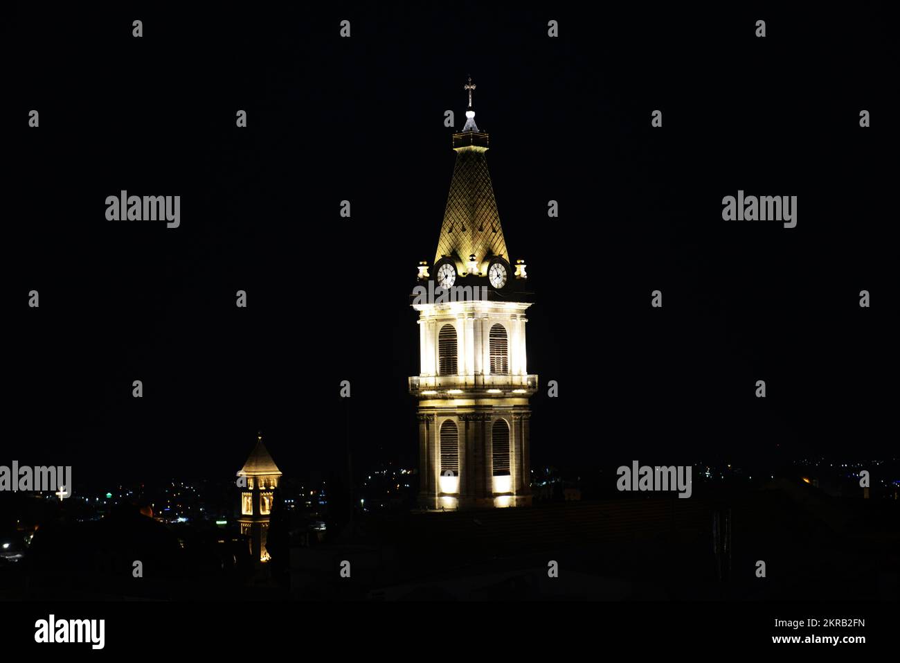 Der Uhrenturm des Klosters des Heiligen Erlösers im christlichen Viertel in der Altstadt von Jerusalem. Stockfoto