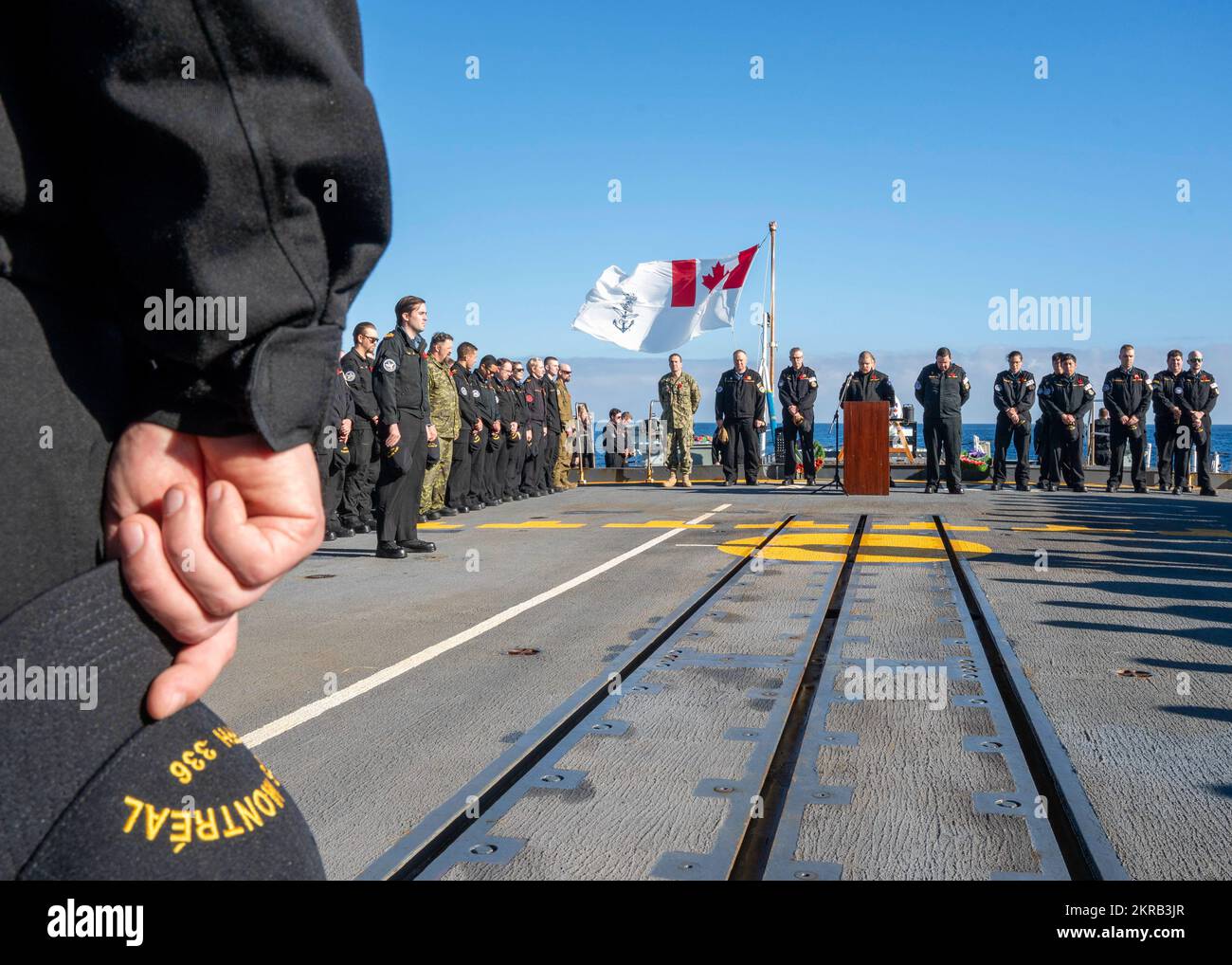 ATLANTIC OCEAN (11. November 2022) Canadian Rear ADM. David Patchell, Vice Commander, U.S. 2. Fleet, nimmt am 11. November an einer Zeremonie zum Canadian Remembrance Day auf der Fregatte HMCS Montreal der Halifax-Klasse (FFH 336) Teil. Montreal ist der Gerald R. Ford Carrier Strike Group angeschlossen, die im Atlantik eingesetzt wird und neben den NATO-Alliierten und Partnern Schulungen und Operationen durchführt, um die Integration für zukünftige Operationen zu verbessern und die USA zu demonstrieren Engagement der Marine für eine friedliche, stabile und konfliktfreie Atlantikregion. Stockfoto